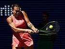 Aryna Sabalenková hraje bekhend ve tvrtfinále US Open.