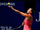 Bloruska Aryna Sabalenková se chystá na podání ve tvrtfinále US Open.