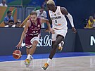 Lotyský basketbalista Arturs agars se snaí uniknout Isaacovi Bongovi z...