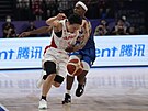 Japonský basketbalista Juka Kawamura (vlevo)  se snaí odpoutat od...
