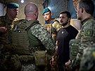 Ukrajinský prezident Volodymyr Zelenskyj navtívil vojáky v Doncké a...