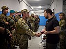 Ukrajinský prezident Volodymyr Zelenskyj navtívil vojáky v Doncké a...