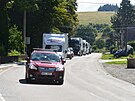 �n�ra aut se t�hne p�es Kocl��ov a� na k�i�ovatku se silnic� I/35.