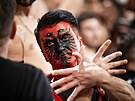 Albánský fanouek s národním znakem na oblieji bhem kvalifikaního utkání...