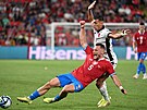 eský obránce Vladimír Coufal padá po jednom ze souboj v utkání proti Albánii.