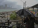 Lidé prohlíejí trosky, které zpsobila boue Haikui. (5. záí 2023)