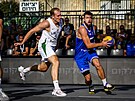 eský basketbalista Matj Snopek (vpravo) útoí v utkání mistrovství Evropy ve...
