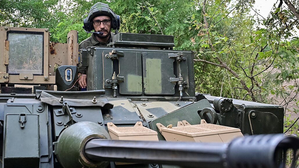 Ukrajinský voják v bojovém vozidlu Bradley na záporožské frontě (6. září 2023)