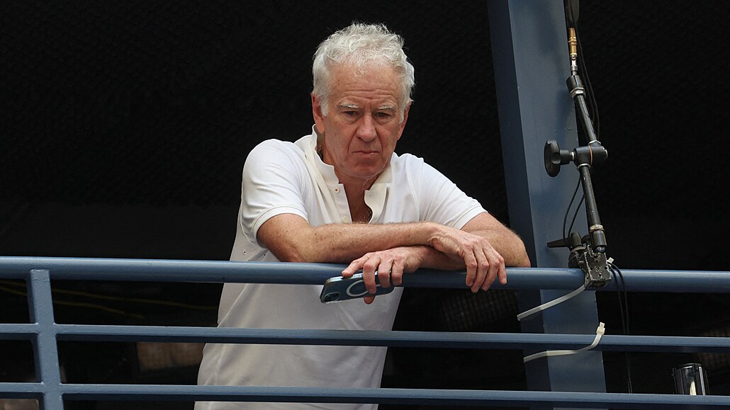 Bývalý skvlý tenista a boulivák John McEnroe prodlouení o dne kritizuje.