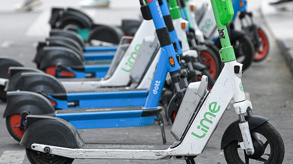 V Pa�í�i slu�bu sdílení nabízely t�i spole�nosti: Dott, Lime a Tier Mobility....