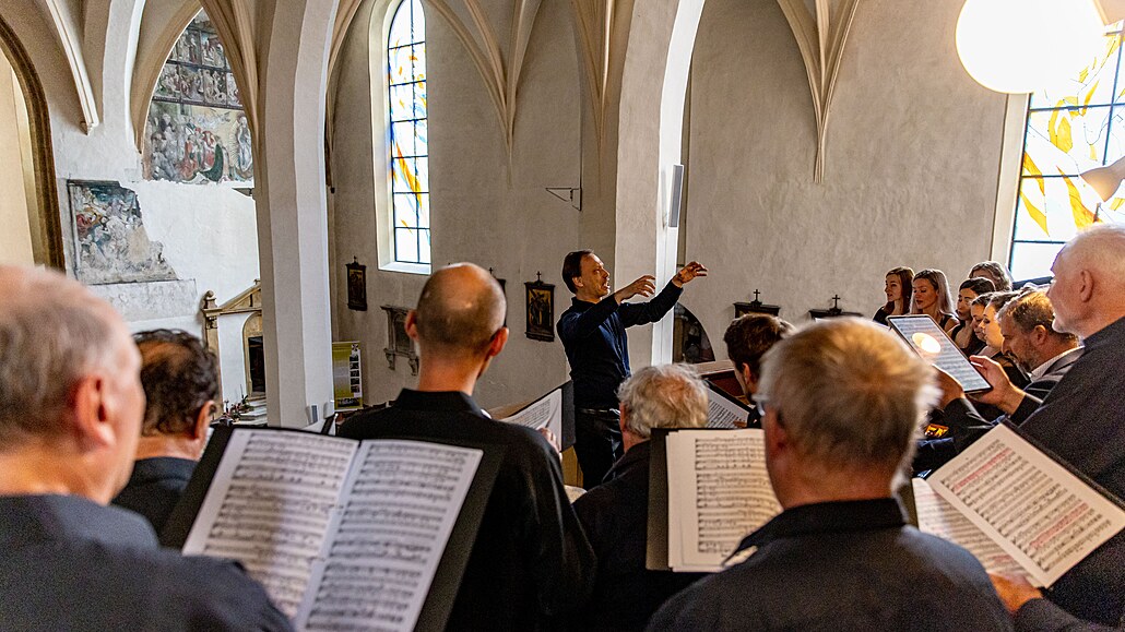 Akademický sbor �erotín p�i koncert� v olomouckém kostele Neposkvrn�ného po�etí...