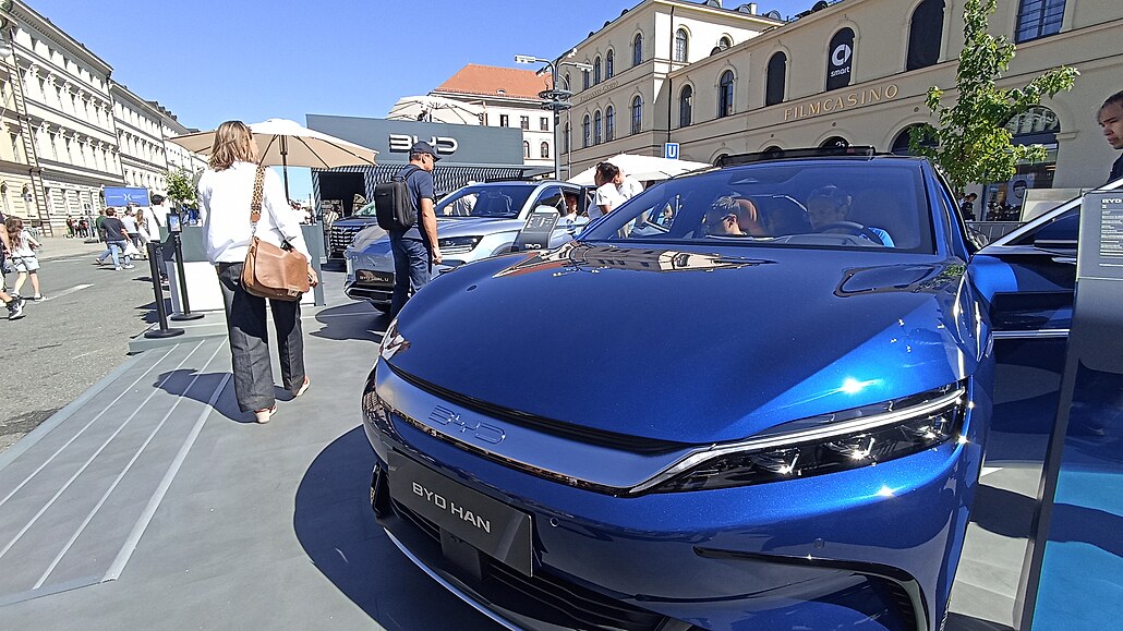 Expozice �ínské automobilky BYD na veletrhu IAA Mobility v Mnichov�. Zna�ka BYD je nejv�t�ím výrobcem elektrifikovaných aut na sv�t�. Aktuáln� vstupuje na evropské trhy.