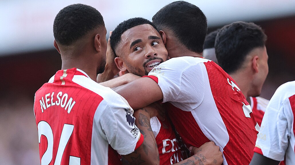 Fotbalisté Arsenalu se radují z gólu Gabriela Jesuse (elem).