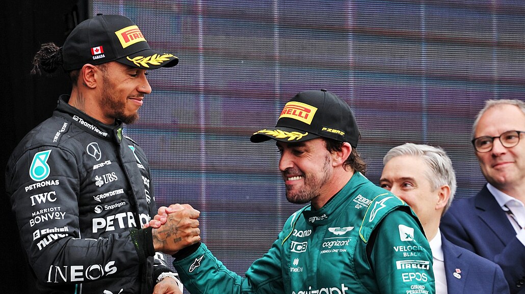 Fernando Alonso a Lewis Hamilton si vzájemn� gratulují k pódiovému umíst�ní ve...