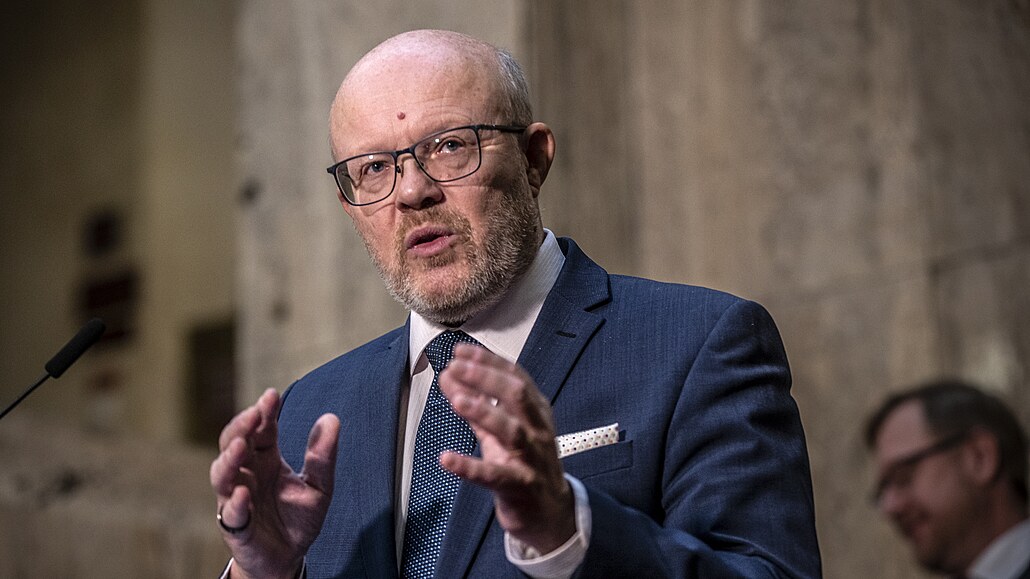 Ministr zdravotnictví Vlastimil Válek