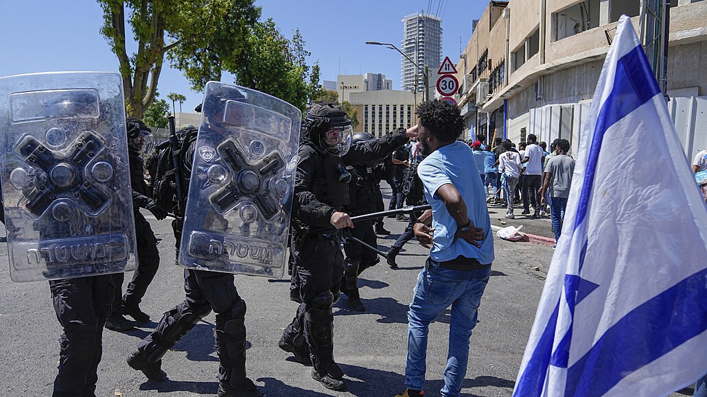 V Tel Avivu se střetly skupiny migrantů z Eritreje, útočí i na policisty. (2....