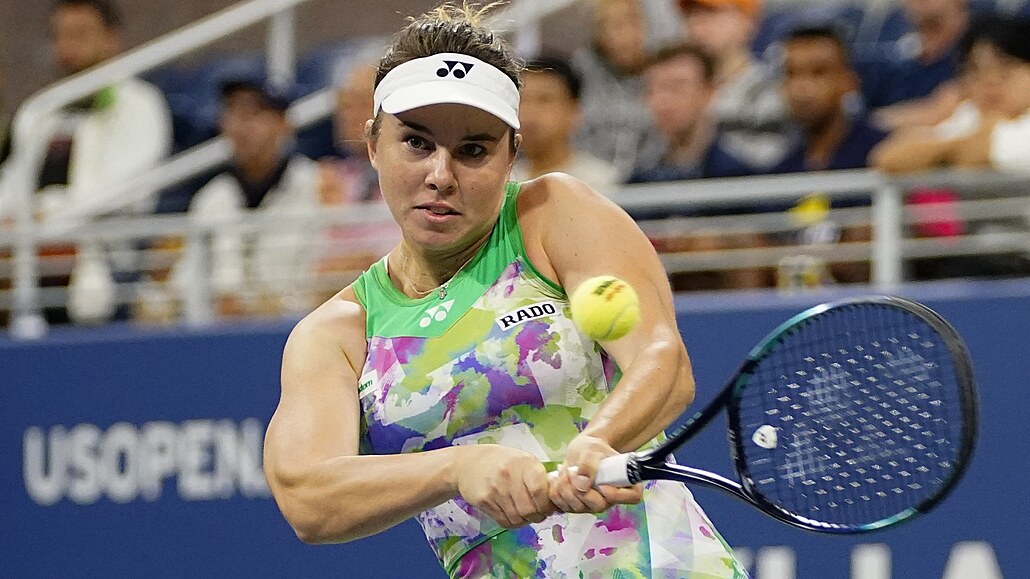 Linda Nosková returnuje v zápase druhého kola US Open.