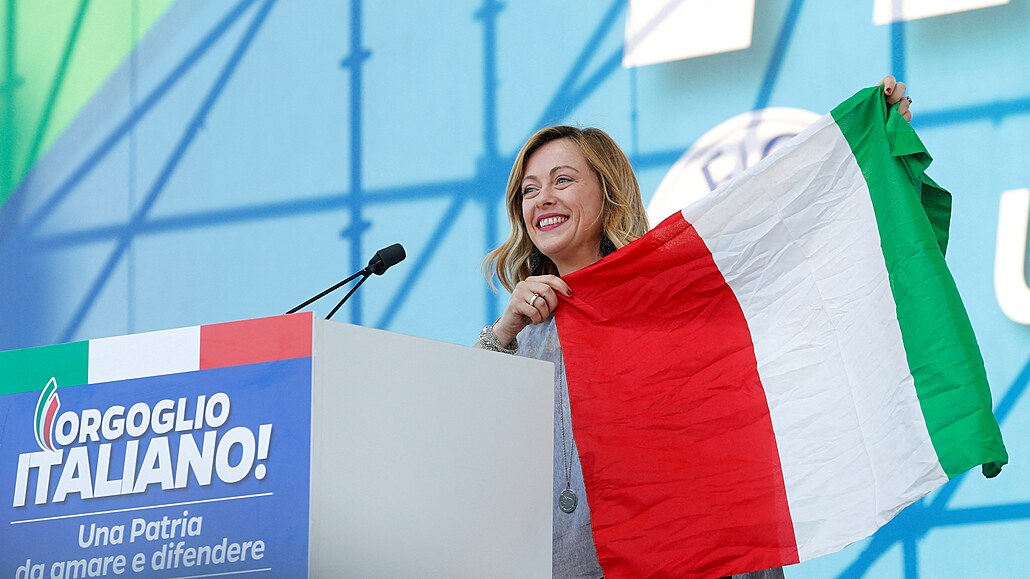 Giorgia Meloniová drí italskou vlajku na pódiu bhem protivládní demonstrace v...