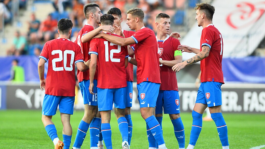 Čeští fotbalisté do 21 let se radují z gólu v přípravném duelu se Slovenskem.