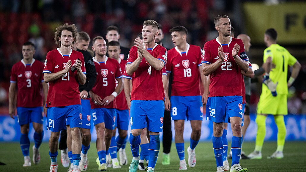 Zklamaní čeští fotbalisté po remíze s Albánií v kvalifikačním utkání na...