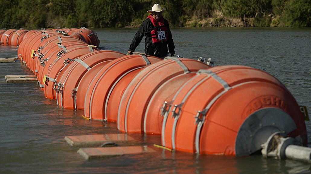 Soud nařídil Texasu odstranit bariéru proti migrantům na řece Rio Grande. (7....
