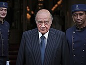 Miliardá Mohamed Al-Fayed s hotelovým personálem etzce Ritz v Paíi (27....