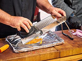 S krájením mrkve na nudli�ky Julienne usnadní práci mandolína.