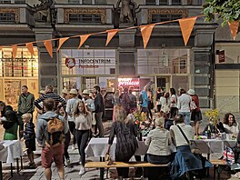 Kdokoli mohl pijít, posedt, pinést nco k sndku nebo k pití, nebo naopak...