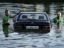 Ekoaktivisté z organizace Greenpeace utopili auta v jezírku v první den...