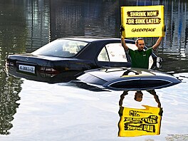 Ekoaktivisté z organizace Greenpeace utopili auta v jezírku v první den...