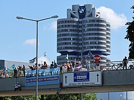 Ekoaktivisté nedaleko správní budovy automobilky BMW