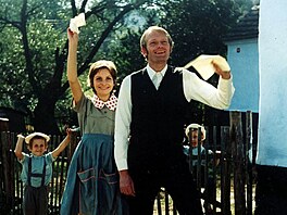 Marta Vanurová a Ludk Sobota ve filmu Jáchyme, ho ho do stroje! (1974)