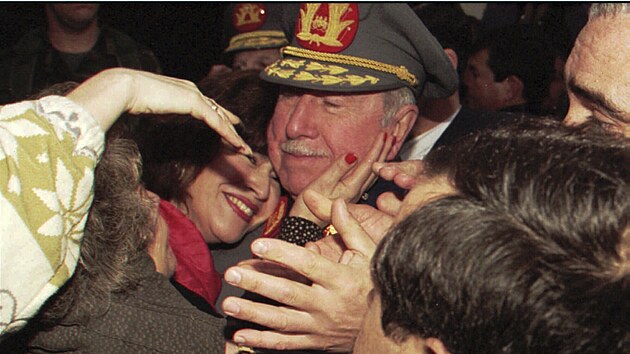 Augusto Pinochet se v roce 1995 vt se svmi pznivci. Podle poslednho przkumu o jeho reimu dnes pozitivn sml 36 procent Chilan.