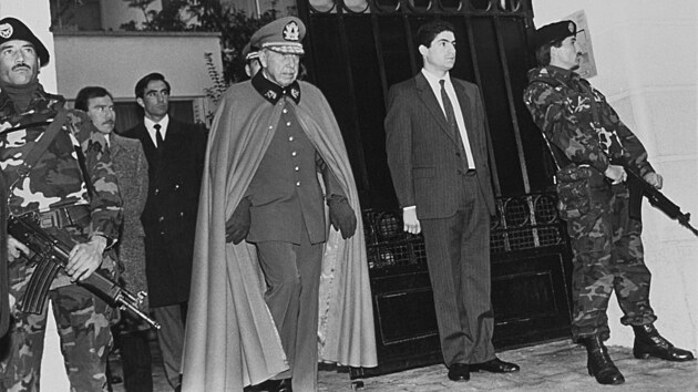 Augusto Pinochet ped svm domem v Santiagu. O den dve peil pokus o atentt. (7. z 1986)