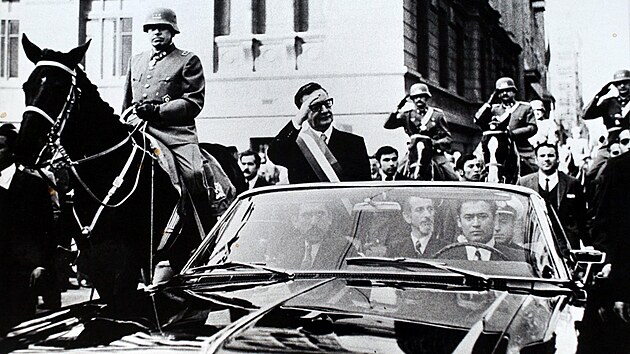 Chilsk prezident Salvador Allende zdrav davy, vlevo na koni generl Augusto Pinochet (21. kvtna 1972)