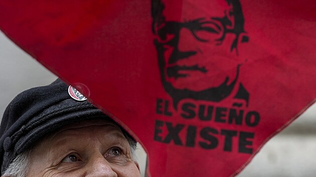 Sen ije dl. Pznivec svrenho prezidenta Salavadora Allendeho v centru Santiaga (4. z 2023)