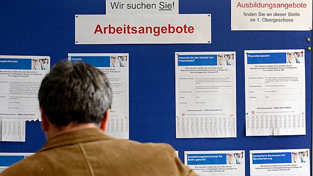 Více než polovina Němců se domnívá, že v Německu se vzhledem ke štědré sociální podpoře nevyplatí pracovat. Berlín chystá další zvýšení dávek.
