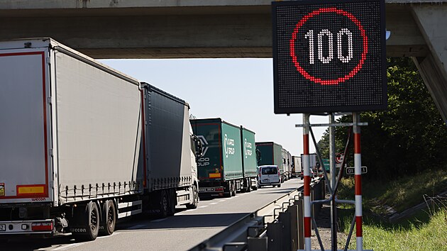 Provoz na d�lnici D1 p�ed roz�i�ovan�m �sekem u Brna nov� usm�r�uje mobiln� liniov� ��zen� dopravy neboli p�enosn� a z�rove� chytr� zna�ky. Autonomn� syst�m m� p�edch�zet vzniku kolon a nehod, nap��klad sni�ov�n�m rychlosti.