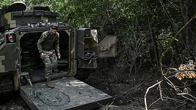 Ukrajinsk vojk v bojovm vozidlu Bradley na zporosk front (6. z 2023)