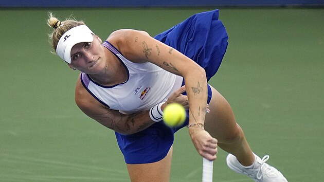 Markéta Vondroušová servíruje v osmifinálovém utkání tenisového US Open.