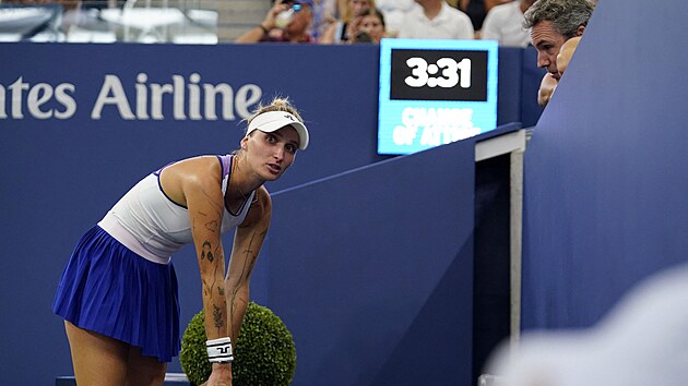 �esk� tenistka Mark�ta Vondrou�ov� se rad� s kou�em Janem Hernychem v osmifin�le US Open.