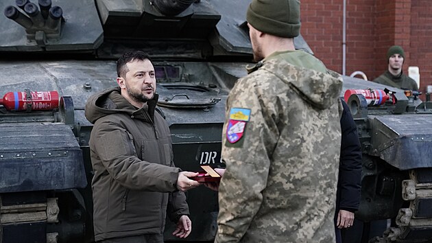 Ukrajinsk prezident Volodymyr Zelenskyj pedv medaile ukrajinskm vojkm cvienm na velitele tank Challenger 2 ve vojenskm zazen na jihu Anglie. (27. bezna 2023)