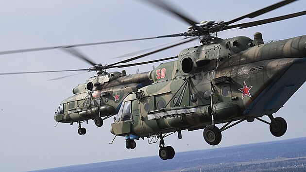 Bojov vrtulnky Mil Mi-8 let bhem ncviku v Moskevsk oblasti. (16. dubna 2023)