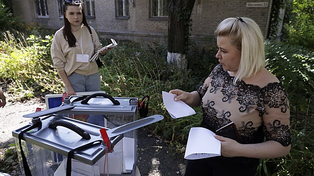 Lid vol v mstnch volbch v Doncku, hlavnm mst Ruskem kontrolovan Donck oblasti na vchodn Ukrajin. (6 z 2023)