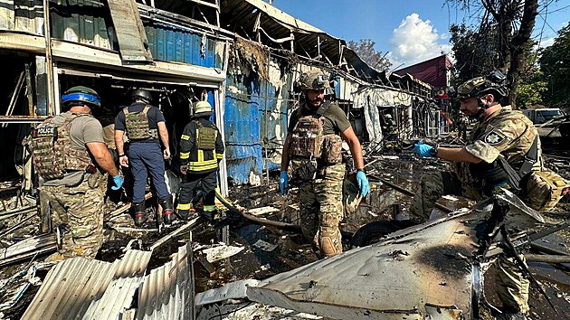 Policisté a záchranáři zasahují na místě ruského útoku na Kosťantynivku. (6. září 2023)