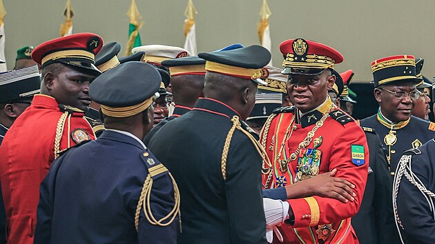 Nov ldr Gabonu generl Brice Oligui Nguema pi sv inauguraci do funkce prozatmnho prezidenta zem. (4. z 2023)