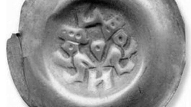 A tomografov snmek odhalil, jak tvar se skrv na hlav razidla pod koroz. Archeolog imon Kochan pot srovnval snmek s obrzky pemyslovskch minc, a zjistil, kter mince pochzela z tohoto typu razidla.