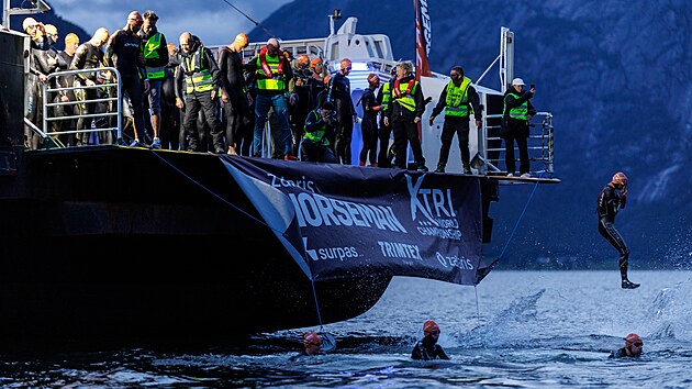 Už samotný start Norsemana je hodně originální. „Začíná se skokem z trajektu ze čtyřmetrové výšky do vody, která ve fjordu Hardanger měla kolem šestnácti stupňů,“ prozrazuje Ondřej Zmeškal.