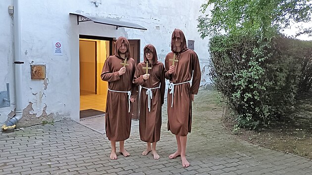 Do b�val� jezuitsk� koleje v Litom��ic�ch se po mnoha letech vr�tili studenti. N�kte�� vtip�lci dorazili od�n� jako mni�i.