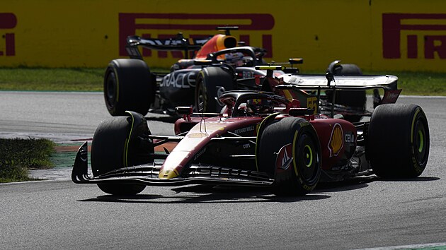 Carlos Sainz v ele Velk ceny Itlie ped Maxem Verstappenem